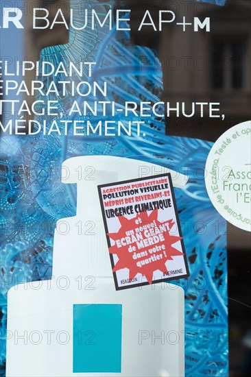 Paris, illegal postering