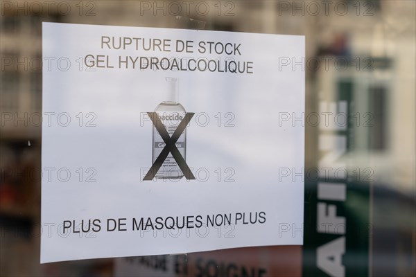 Affiche indiquant une pénurie de masques chirurgicaux et de gel hydroalcoolique