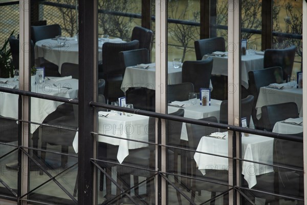 Paris, péniche-restaurant