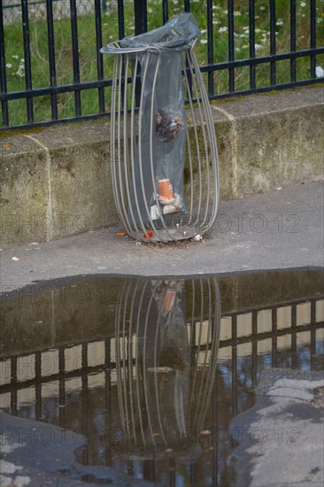 Paris, poubelle de rue