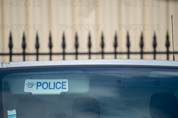 Paris, pare-brise d’un véhicule de Police