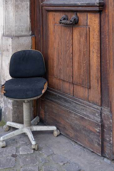 Paris, chaise de bureau devant une porte cochère