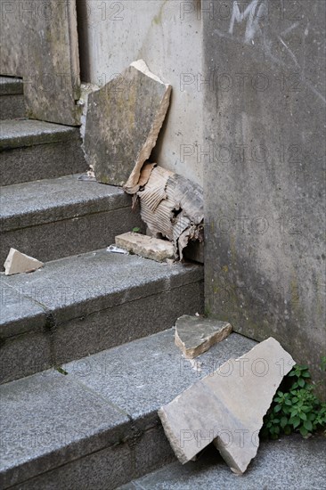 Paris, broken wallplates