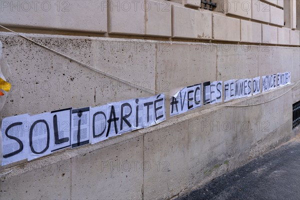 Paris, affichage de protestation contre la violence faire aux femmes