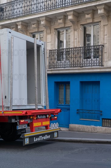 Paris, delivering a prefab module (Algeco)