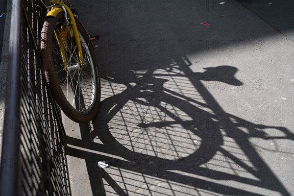 Paris, ombre portée d’un vélo