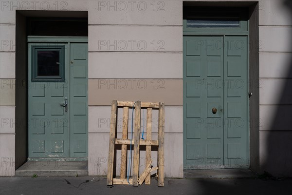 Paris, palette entre deux portes