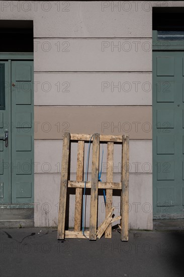 Paris, pallet between two doors