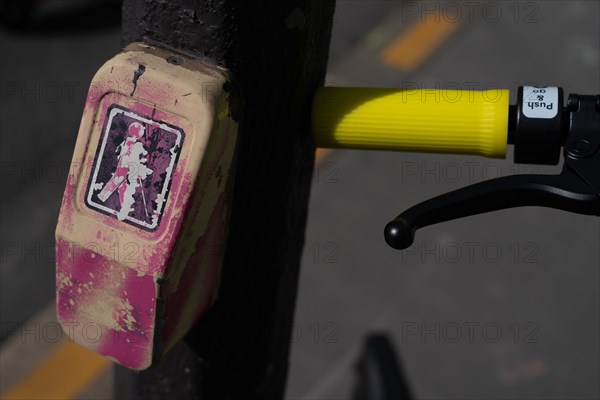 Paris, self-steering for the visually impaired at a traffic light