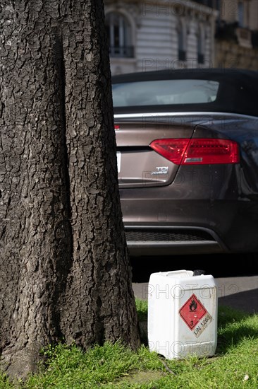 Paris, bidon de produit chimique déposé sauvagement au pied d’un arbre