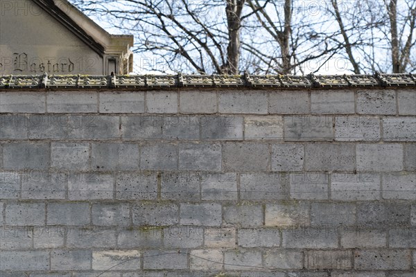 Paris, mur du cimetière du Montparnasse