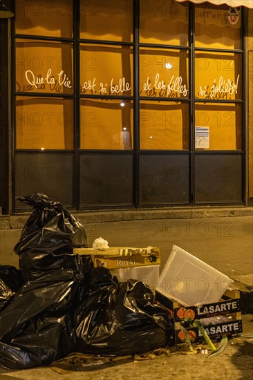 Paris, restaurant closed to prevent spread of coronavirus