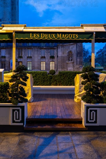 Paris, café-restaurant Les Deux Magots, fermé pour cause d’épidémie de coronavirus