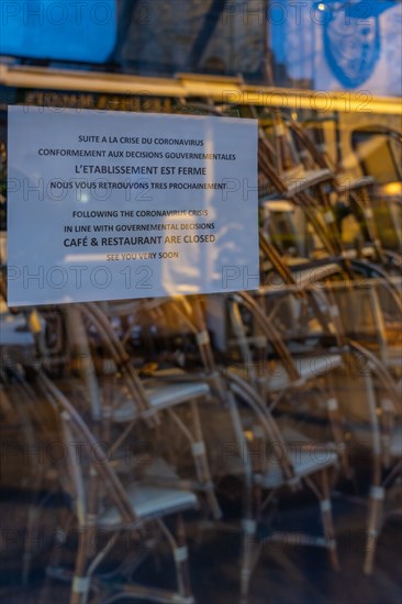 Paris, café-restaurant Les Deux Magots, fermé pour cause d’épidémie de coronavirus