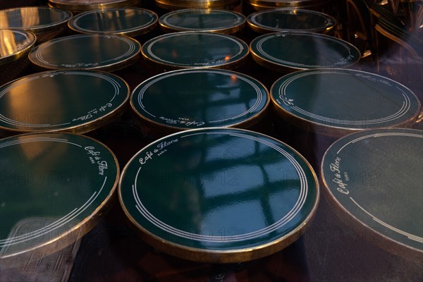 Paris, Café de Flore fermé pour cause d’épidémie de coronavirus