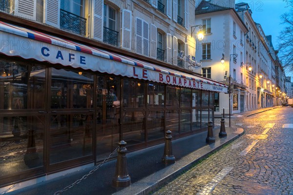 Paris, restaurant fermé pour cause d’épidémie de coronavirus