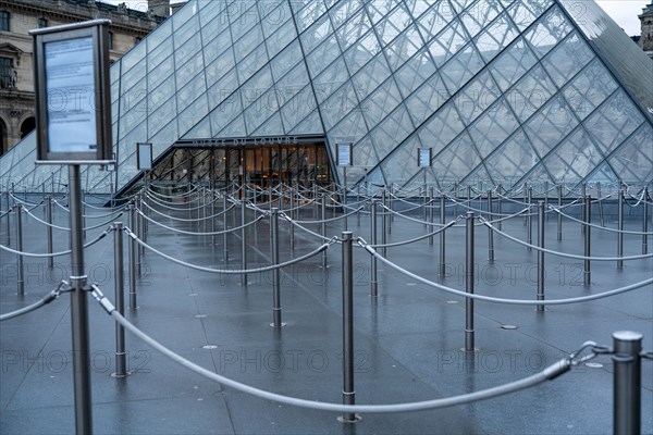 Paris, musée du Louvre fermé pour cause d’épidémie de coronavirus
