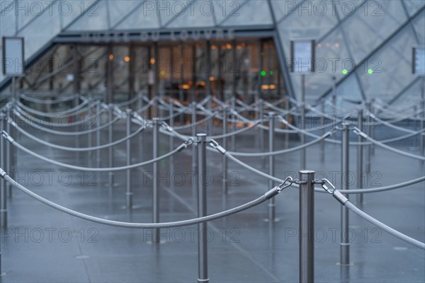 Paris, musée du Louvre fermé pour cause d’épidémie de coronavirus