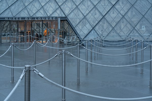 Paris, musée du Louvre closed to prevent spread of coronavirus