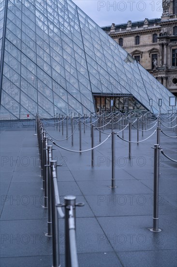 Paris, musée du Louvre fermé pour cause d’épidémie de coronavirus