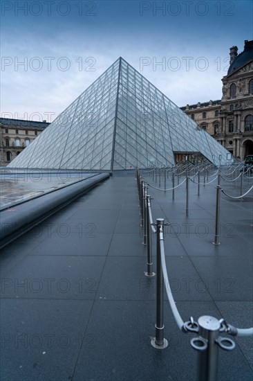 Paris, musée du Louvre fermé pour cause d’épidémie de coronavirus