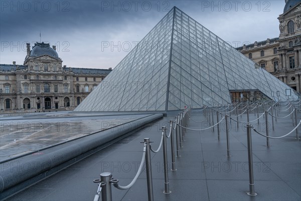 Paris, musée du Louvre closed to prevent spread of coronavirus