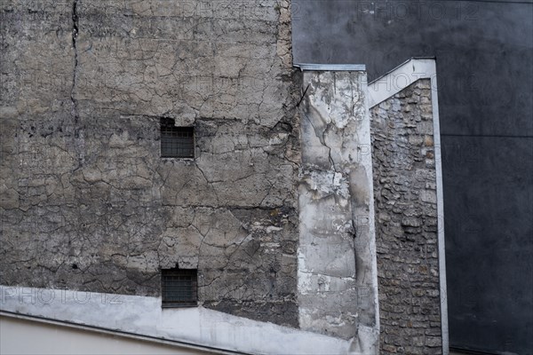 Paris, detail of a wall in the rue de Louvre