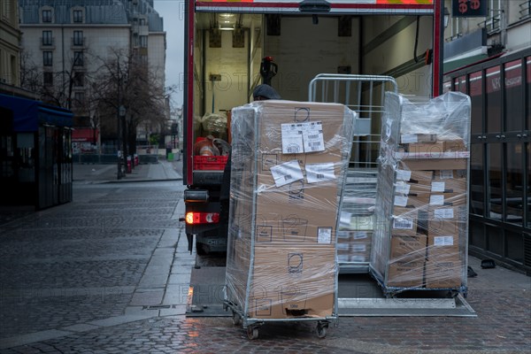 Paris, camion de livraison