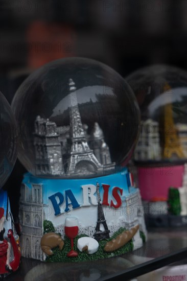 Paris, store closed to prevent spread of coronavirus