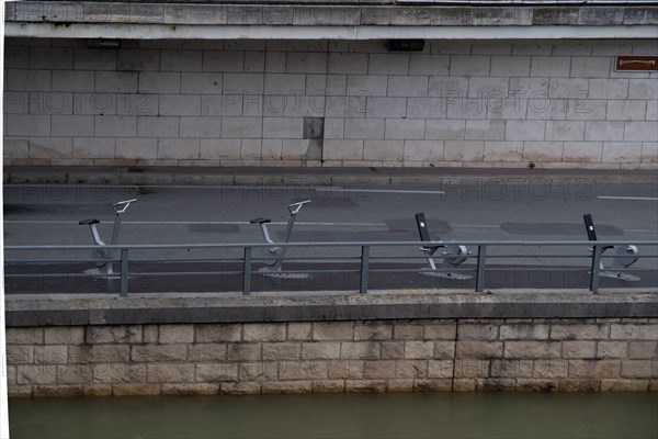 Paris, berges de Seine vides pour cause d’épidémie de coronavirus