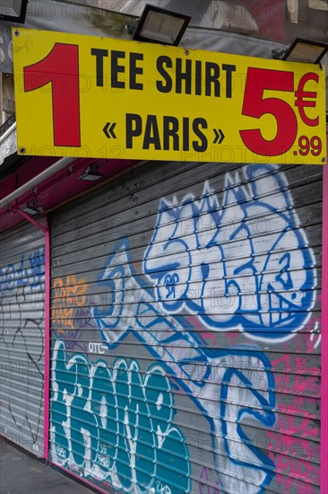 Paris, magasin fermé pour cause d’épidémie de coronavirus
