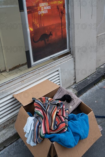 Paris, vêtements déposés dans la rue