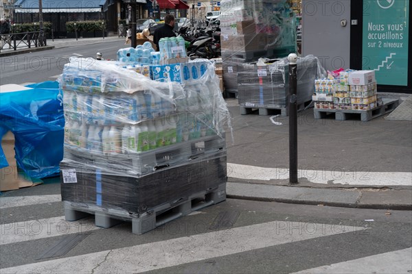 Paris, provision of supplies in stores