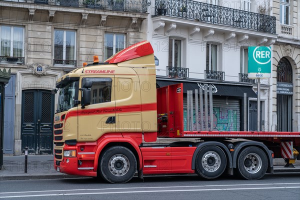 Paris, camion sur le boulevard Saint-Michel