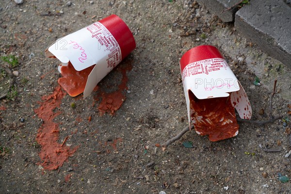 Paris, déchets dans le caniveau