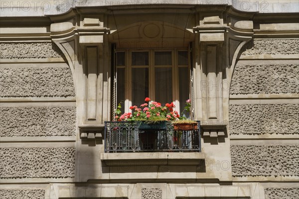 Paris starts re-opening from lockdown, May 2020