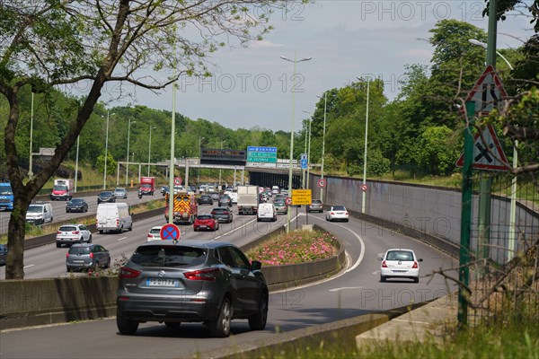 Paris starts re-opening from lockdown, May 2020