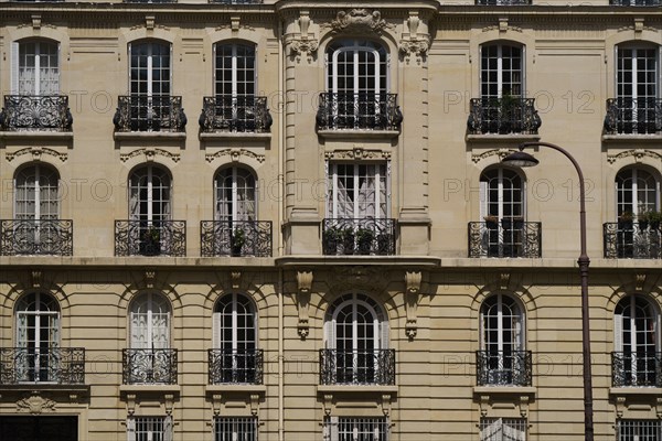 Paris starts re-opening from lockdown, May 2020