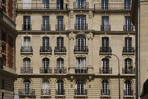 Paris starts re-opening from lockdown, May 2020