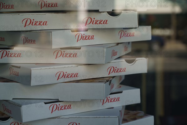 Paris, boîtes de pizzas à emporter