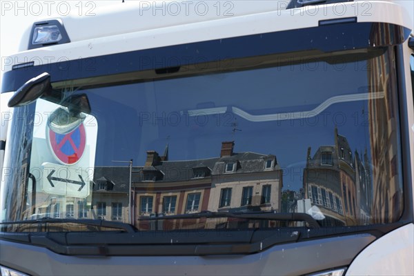 Trouville-sur-Mer, pare brise d’un camion