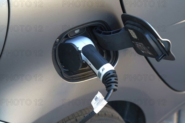 Paris, véhicule électrique en charge