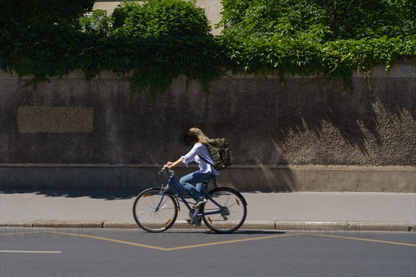 Pars, femme à vélo