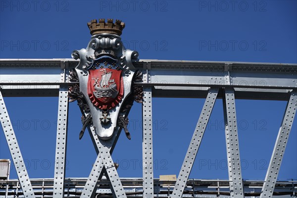 Coat of arms and motto of Paris, Fluctuat nec Mergitur