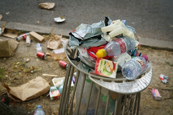 Paris, poubelle qui déborde