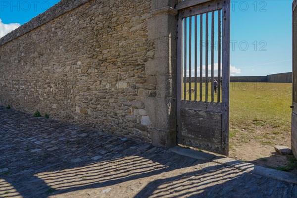 Pointe Saint-Mathieu, North tip of Finistère, mur de clôture et grille d'entrée