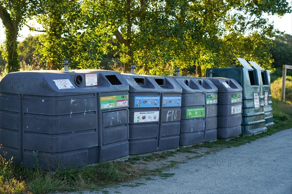 Poubelles près des plages de la Pointe de Kermorvan, Finistère nord