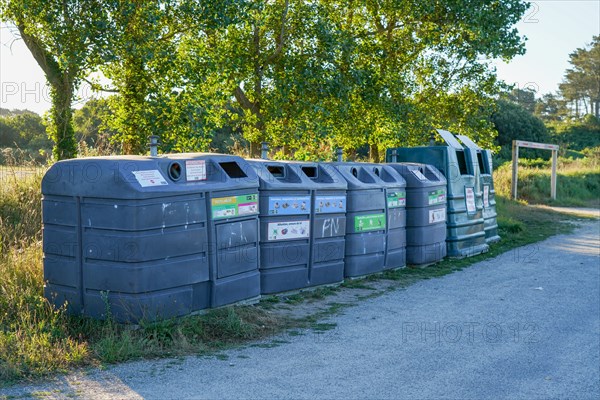 Poubelles près des plages de la Pointe de Kermorvan, Finistère nord