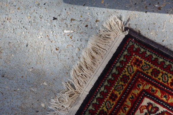 Tapis sur un sol en béton