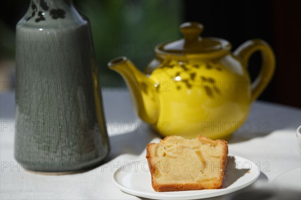 Théière et tranche de cake